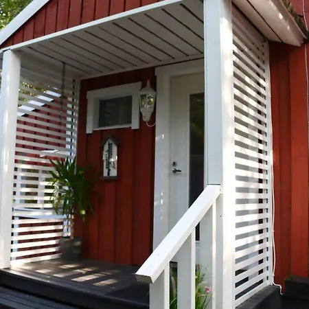 The Red Residence, Centre Huvilat