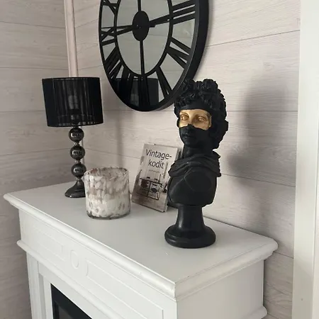 The Red Residence, Centre Villa