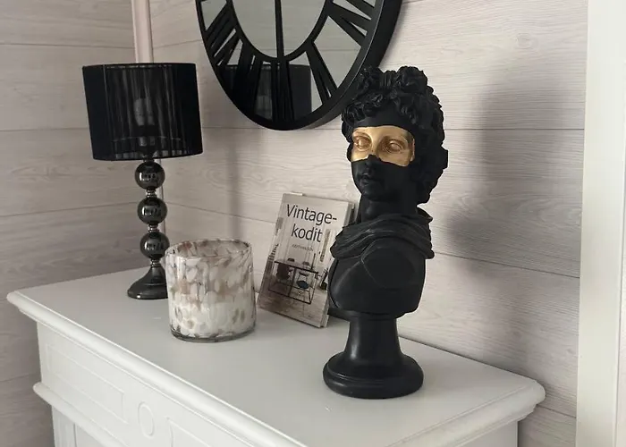 The Red Residence, Centre Villa